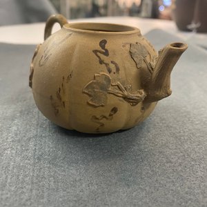 A bichrome Chinese Yixing stoneware teapot and cover with applied floral design, 19th C. — photo 15