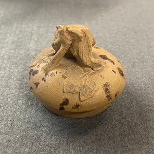 A bichrome Chinese Yixing stoneware teapot and cover with applied floral design, 19th C. — photo 10