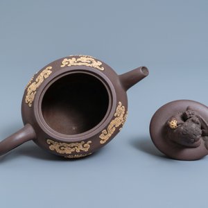 A bichrome Chinese Yixing stoneware teapot and cover with applied floral design, Kangxi — photo 6