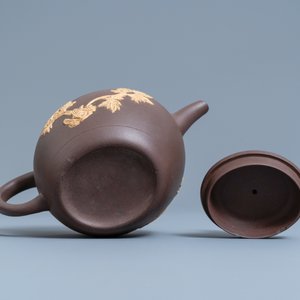 A bichrome Chinese Yixing stoneware teapot and cover with applied floral design, Kangxi — photo 7