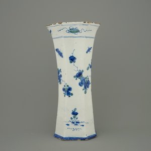 A bichrome Dutch Delft chinoiserie vase, early 18th C. — 照片 3