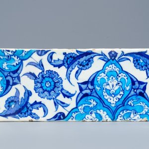 A bichrome Iznik border tile with saz leaves, cloud bands and a rosette, Turkey, 2nd quarter 16th C. — 照片 1