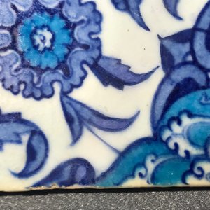 A bichrome Iznik border tile with saz leaves, cloud bands and a rosette, Turkey, 2nd quarter 16th C. — 照片 12