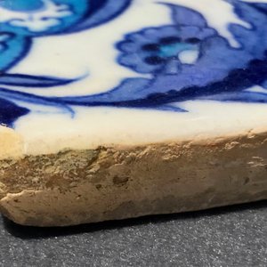 A bichrome Iznik border tile with saz leaves, cloud bands and a rosette, Turkey, 2nd quarter 16th C. — 照片 13