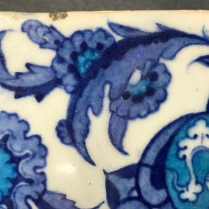 A bichrome Iznik border tile with saz leaves, cloud bands and a rosette, Turkey, 2nd quarter 16th C. — 照片 4