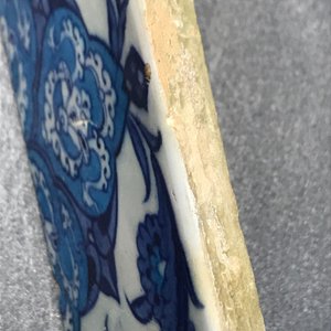 A bichrome Iznik border tile with saz leaves, cloud bands and a rosette, Turkey, 2nd quarter 16th C. — 照片 8