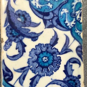 A bichrome Iznik border tile with saz leaves, cloud bands and a rosette, Turkey, 2nd quarter 16th C. — 照片 9