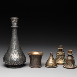 A bidri vase, a steel hookah cup and three copper alloy hookah mounts, India/Persia, 19th C. — photo 1