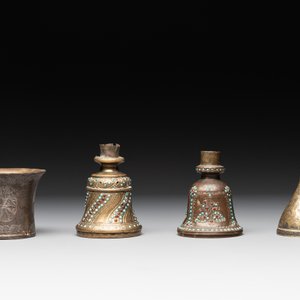 A bidri vase, a steel hookah cup and three copper alloy hookah mounts, India/Persia, 19th C. — photo 7
