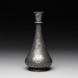 A bidriware vase, a steel hookah cup and three copper alloy hookah mounts, India/Persia, 19th C. — photo 2