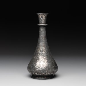 A bidriware vase, a steel hookah cup and three copper alloy hookah mounts, India/Persia, 19th C. — photo 3