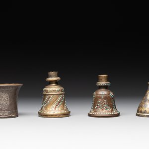A bidriware vase, a steel hookah cup and three copper alloy hookah mounts, India/Persia, 19th C. — photo 5