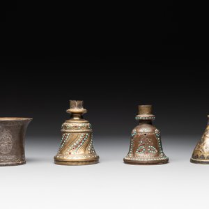 A bidriware vase, a steel hookah cup and three copper alloy hookah mounts, India/Persia, 19th C. — photo 6