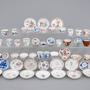 A big lot of Chinese cups and saucers, famille rose and blue & white, Kangxi and later (68 pcs. total) — foto 1