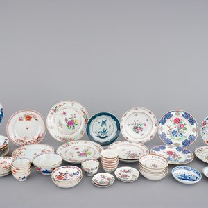 A big lot of Chinese porcelain: 24 plates and a collection of cups and saucers, 18/19th C. — photo 1