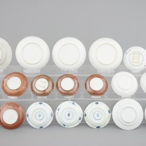 A big lot of Chinese porcelain bowls, cups and saucer, 18th and 19th C. (22 pcs.) — photo 2