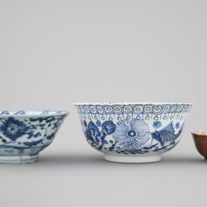 A big lot of Chinese porcelain bowls, cups and saucer, 18th and 19th C. (22 pcs.) — photo 3