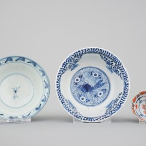 A big lot of Chinese porcelain bowls, cups and saucer, 18th and 19th C. (22 pcs.) — photo 4