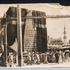 A black and white photo of the Kaaba at Mecca, dated 1914 — 照片 1