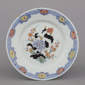 A black-enhanced Dutch Delft chinoiserie famille rose style plate, 18th C. — photo 1