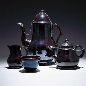 A black-glazed pottery coffeepot, teapot, milk jug and a bowl, Namur, 18th C. — foto 1