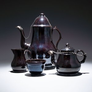 A black-glazed pottery coffeepot, teapot, milk jug and a bowl, Namur, 18th C. — foto 2