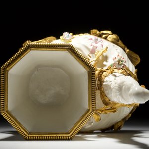 A blanc de Chine, Meissen and Saint-Cloud porcelain ormolu-mounted group, Ateliers Bointaburet, Paris, 19th C. — photo 6
