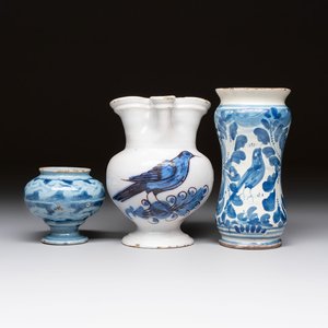 A blue and white albarello, a jug and a small jar, Italy, 17/18th C. — foto 1