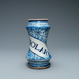 A blue and white Antwerp maiolica 'a foglie' albarello, mid 16th C. — 照片 3