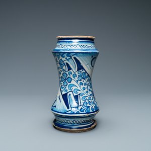 A blue and white Antwerp maiolica 'a foglie' albarello, mid 16th C. — 照片 5