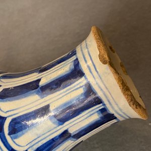 A blue and white Antwerp maiolica 'a foglie' pharmacy bottle, 2nd half 16th C. — 照片 13