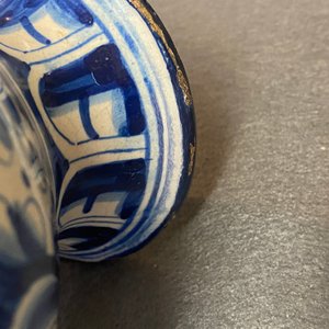A blue and white Antwerp maiolica 'a foglie' pharmacy bottle, 2nd half 16th C. — 照片 15