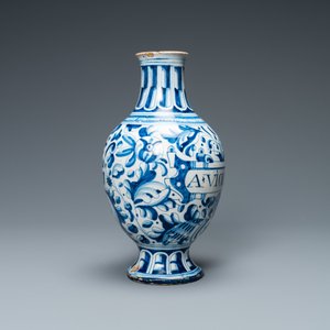 A blue and white Antwerp maiolica 'a foglie' pharmacy bottle, 2nd half 16th C. — 照片 4