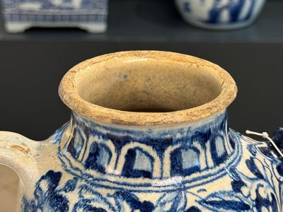 A blue and white Antwerp maiolica 'a foglie' wet drug jar, 2nd half 16th C. — 照片 1