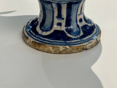 A blue and white Antwerp maiolica 'a foglie' wet drug jar, 2nd half 16th C. — 照片 4