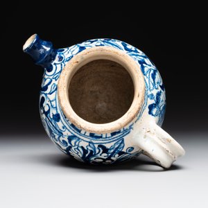 A blue and white Antwerp maiolica 'a foglie' wet drug jar, 2nd half 16th C. — 照片 6