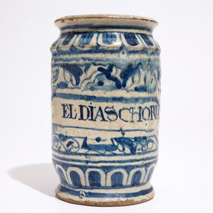 A blue and white Antwerp maiolica albarello drug jar, ca. 1580 — 照片 1