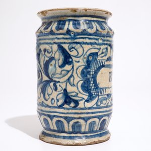 A blue and white Antwerp maiolica albarello drug jar, ca. 1580 — 照片 2