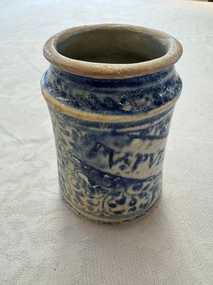 A blue and white Antwerp maiolica albarello inscribed 'PV:PVERPERL', 16th C. — photo 1