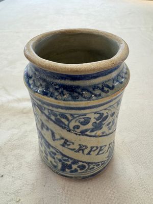 A blue and white Antwerp maiolica albarello inscribed 'PV:PVERPERL', 16th C. — photo 2