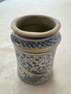 A blue and white Antwerp maiolica albarello inscribed 'PV:PVERPERL', 16th C. — photo 3