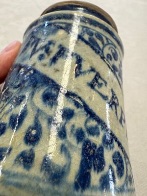 A blue and white Antwerp maiolica albarello inscribed 'PV:PVERPERL', 16th C. — photo 9