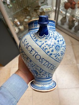A blue and white Antwerp maiolica wet drug jar inscribed 'S ACETOSITATIS', 16th C. — foto 1