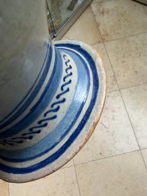 A blue and white Antwerp maiolica wet drug jar inscribed 'S ACETOSITATIS', 16th C. — foto 11