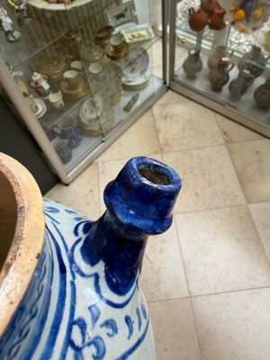 A blue and white Antwerp maiolica wet drug jar inscribed 'S ACETOSITATIS', 16th C. — foto 5