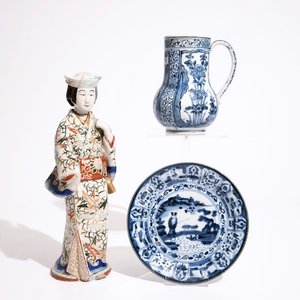 A blue and white Arita jug and a plate, 17/18th C., with an Imari figure, 18/19th C. — photo 1