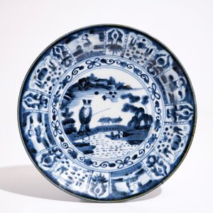 A blue and white Arita jug and a plate, 17/18th C., with an Imari figure, 18/19th C. — photo 2