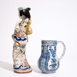 A blue and white Arita jug and a plate, 17/18th C., with an Imari figure, 18/19th C. — photo 4