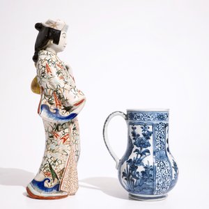 A blue and white Arita jug and a plate, 17/18th C., with an Imari figure, 18/19th C. — photo 6