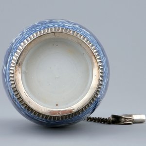 A blue and white barrel shaped Chinese silver mounted gin flask, Kangxi — 照片 3